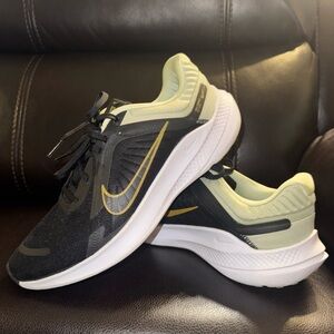 Men’s Nike Quest 5 DD0204-301 Size 11 Used In Great Condition